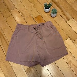Dynamite shorts (M) - EUC
